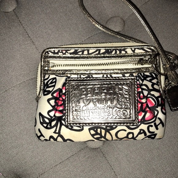 Coach Handbags - Cute Coach wristlet